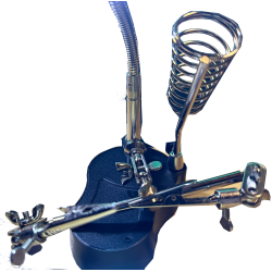 Hj�lpende h�nd med lup, lys og loddekolbeholder  