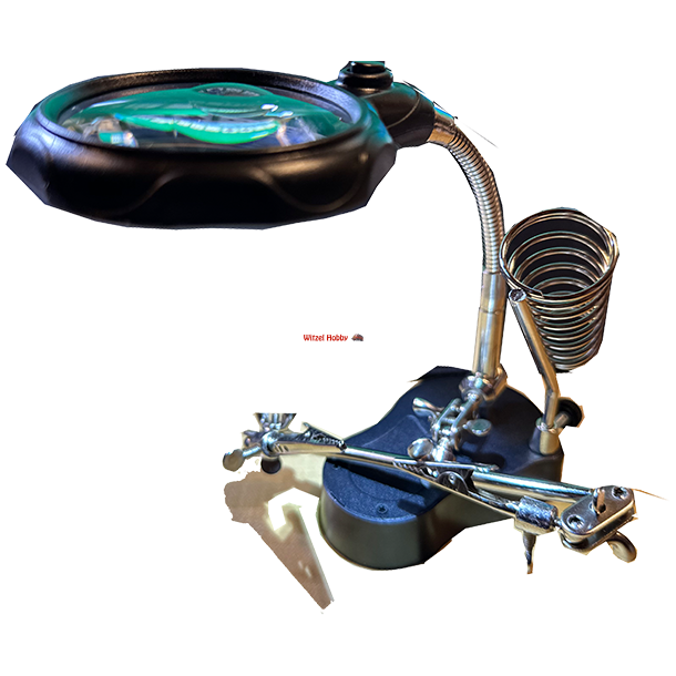 Hj�lpende h�nd med lup, lys og loddekolbeholder  