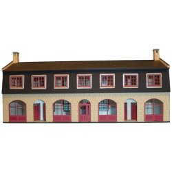 Byhus i 2 etager med 4 forretninger.